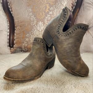 Womens gray/brown distressed ankle boots